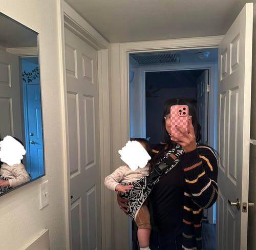 הילד רגוע יותר כשהוא קרוב לגוף, שמים לב להבדל.