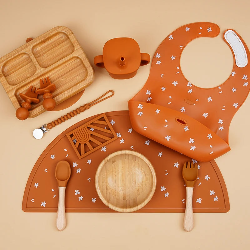 סט האכלה סיליקון לתינוק עם סינר מותאם אישית